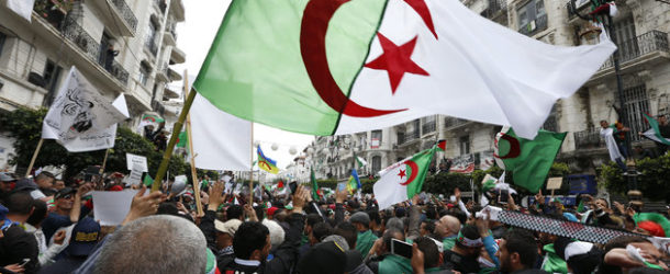 Le départ de Bouteflika précipite l’Algérie dans le doute